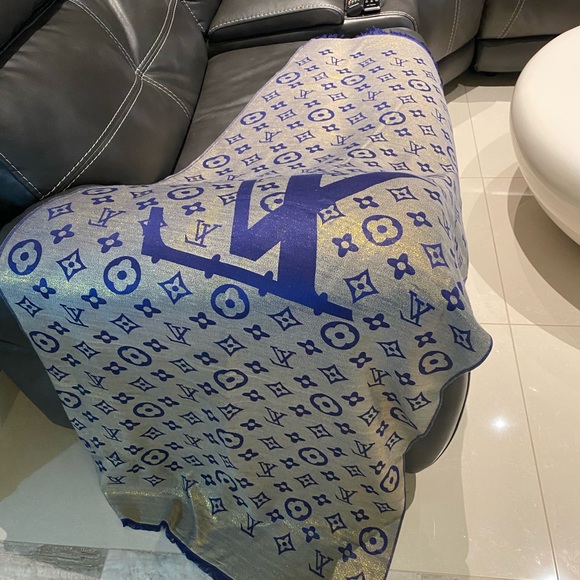 Beautiful scarf in brand new condition. - Picture 3 of 8